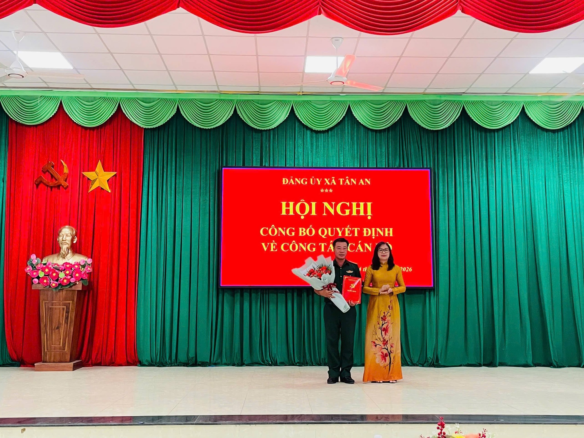 Đồng chí Lê Đỗ Kim Chi - Bí thư Đảng ủy, Chủ tịch HĐND xã trao quyết định chỉ định bổ sung thành viên Ban Chấp hành Đảng bộ, Ban Thường vụ Đảng ủy xã nhiệm kỳ 2025–2030 cho đồng chí Thiếu tá Trương Thanh Dũng