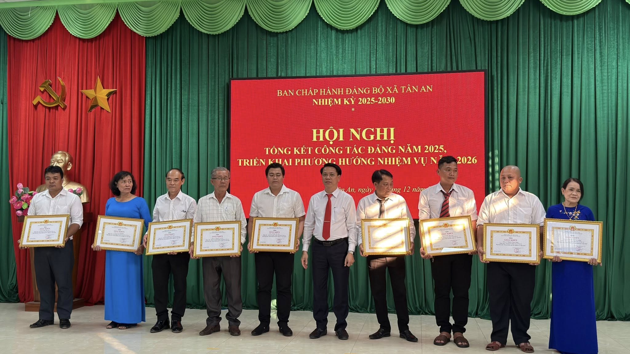 Đồng chí Lê Anh Tuấn - Phó BT Đảng ủy, Chủ tịch UBND xã trao giấy khen cho các cá nhân hoàn thành xuất sắc nhiệm vụ