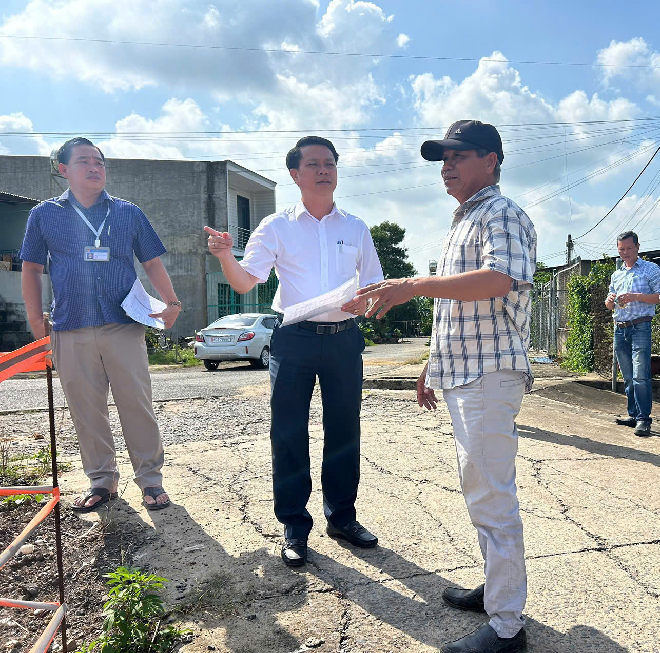 (Đồng chí Lê Anh Tuấn - Chủ tịch UBND xã Tân An làm việc với các đơn vị thi công, yêu cầu bảo đảm tiến độ, chất lượng và an toàn lao động)