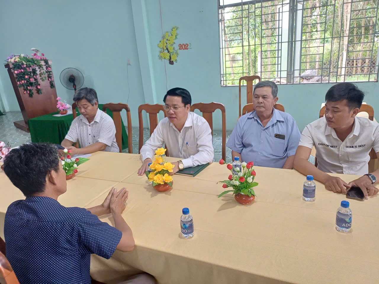 Đồng chí Lê Anh Tuấn, Phó Bí thư Đảng ủy, Chủ tịch UBND xã, Tổ trưởng Tổ vận động số 1 tiếp tục tuyên truyền, vận động người dân đồng thuận bàn giao mặt bằng thực hiện Dự án đường Vành đai 4.