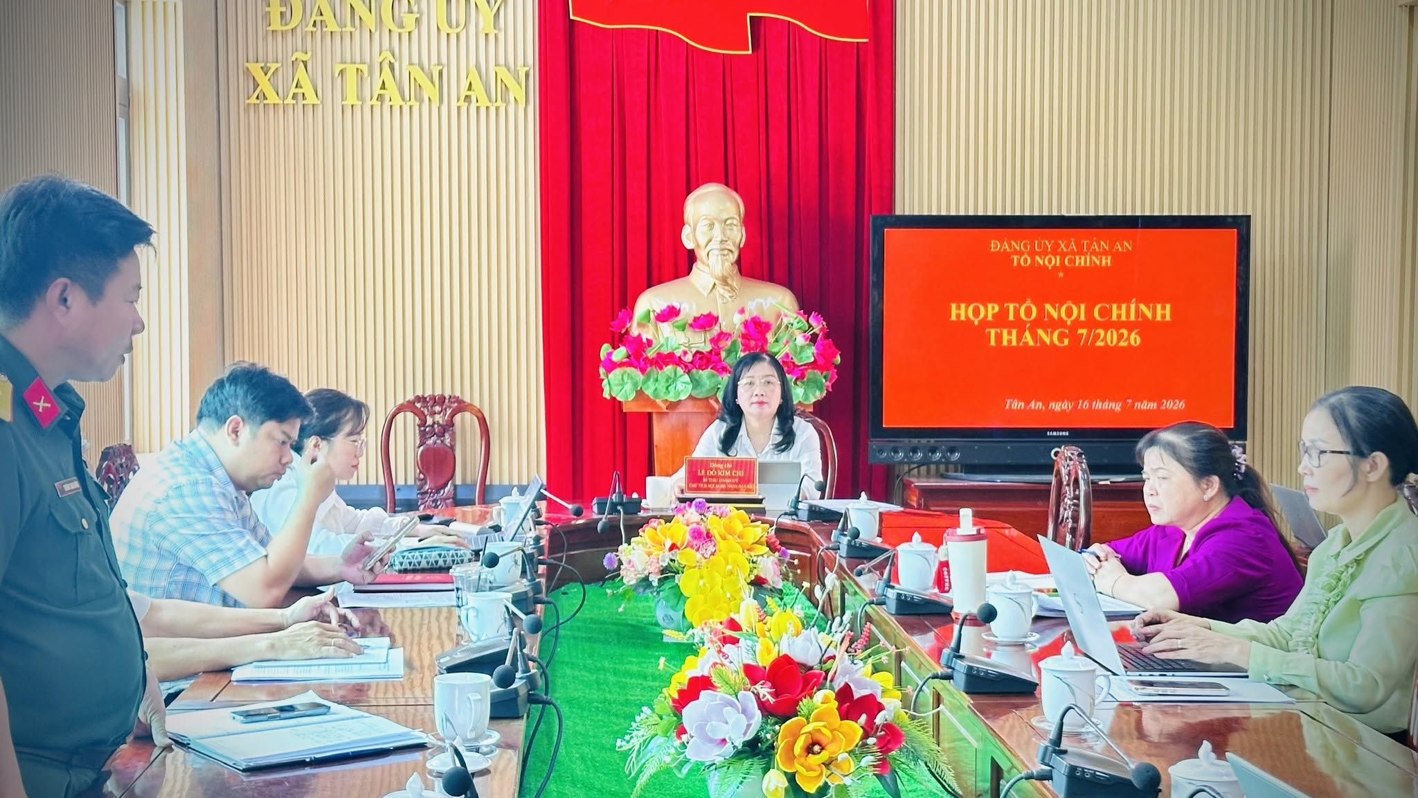 (Đồng chí Lê Đỗ Kim Chi - Bí thư Đảng ủy, Chủ tịch HĐND xã, Tổ trưởng Tổ Nội chính chủ trì cuộc họp)