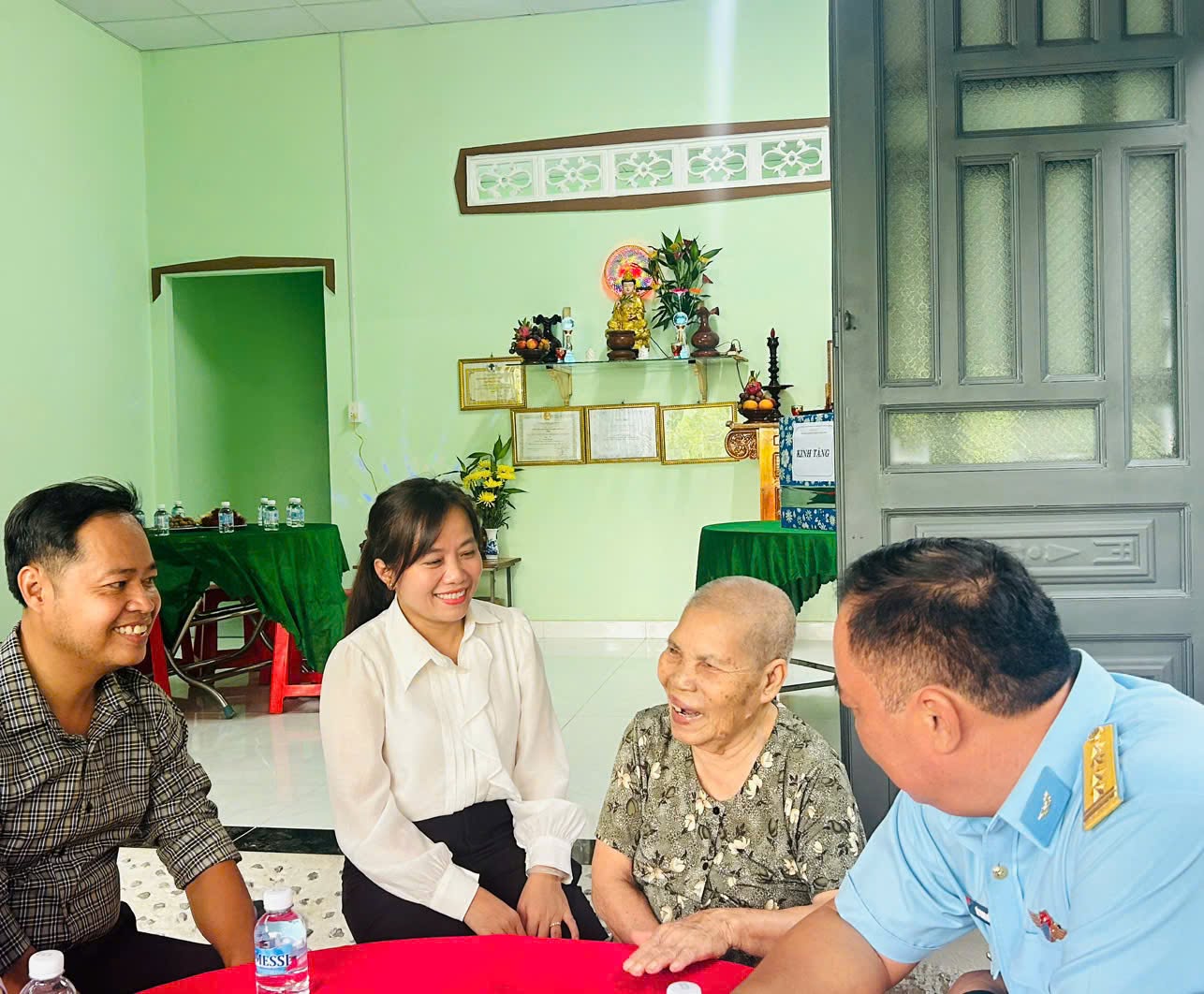 (Đồng chí Nguyễn Thị Thanh Nguyên, UVBTV, Phó Chủ tịch UBND xã Tân An, ân cần thăm hỏi, động viên gia đình trong buổi lễ trao tặng)
