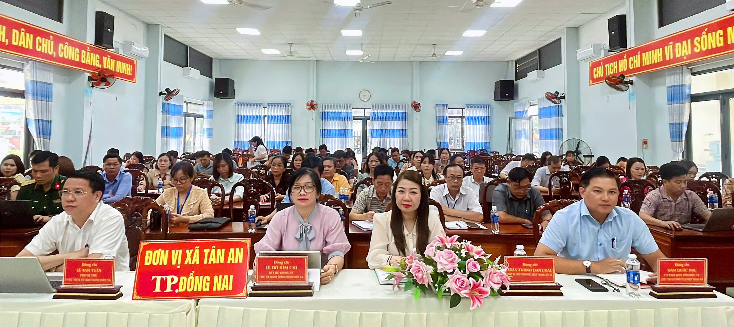 (Các đồng chí lãnh đạo Đảng ủy, HĐND, UBND, Ủy ban MTTQ Việt Nam xã Tân An tham dự Hội nghị học tập, quán triệt các nội dung Hội nghị Trung ương 3 khóa XIV)