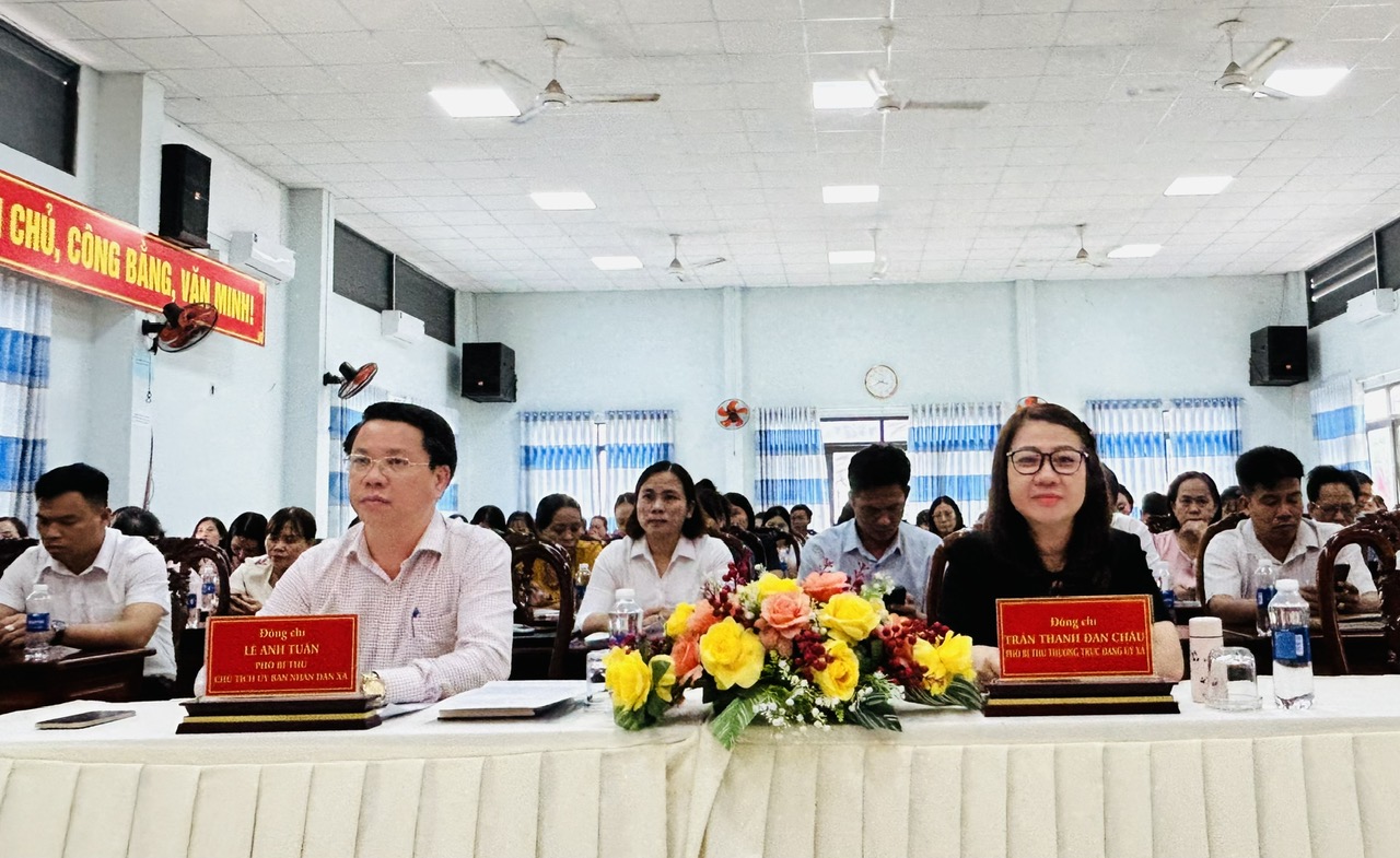 Các đồng chí lãnh đạo chủ trì Hội nghị