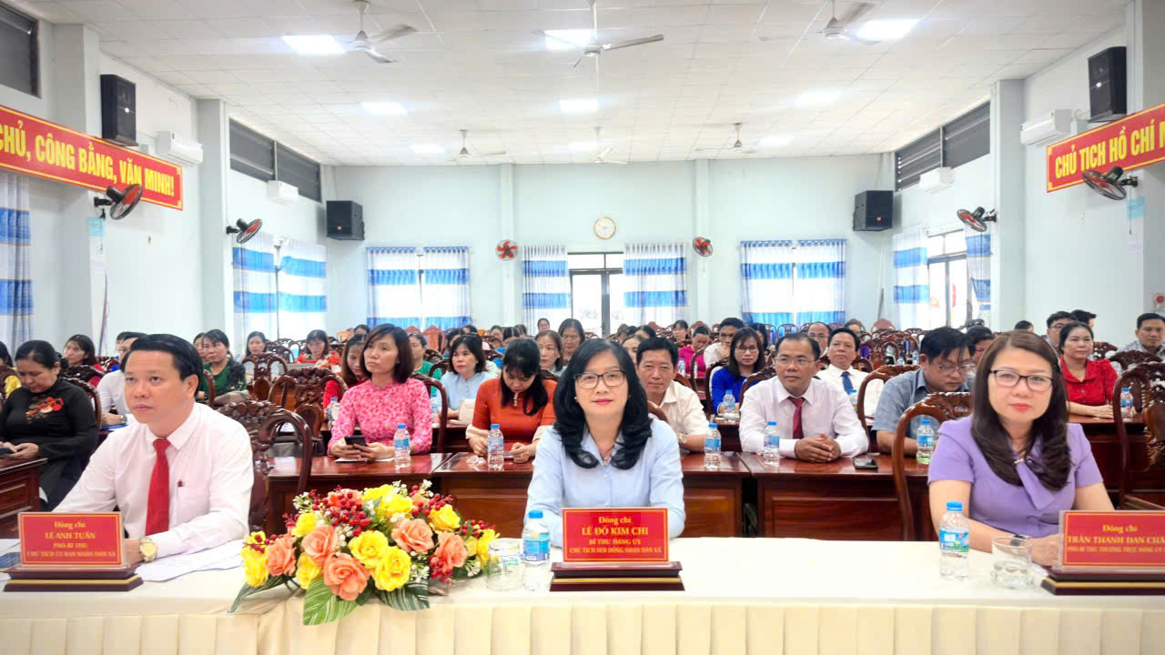 Các đồng chí lãnh đạo Đảng ủy, HĐND, UBND, Ủy ban MTTQ Việt Nam xã Tân An tham dự và chỉ đạo Hội nghị công bố các quyết định về tổ chức Đảng, sắp xếp các cơ sở giáo dục và công tác cán bộ.