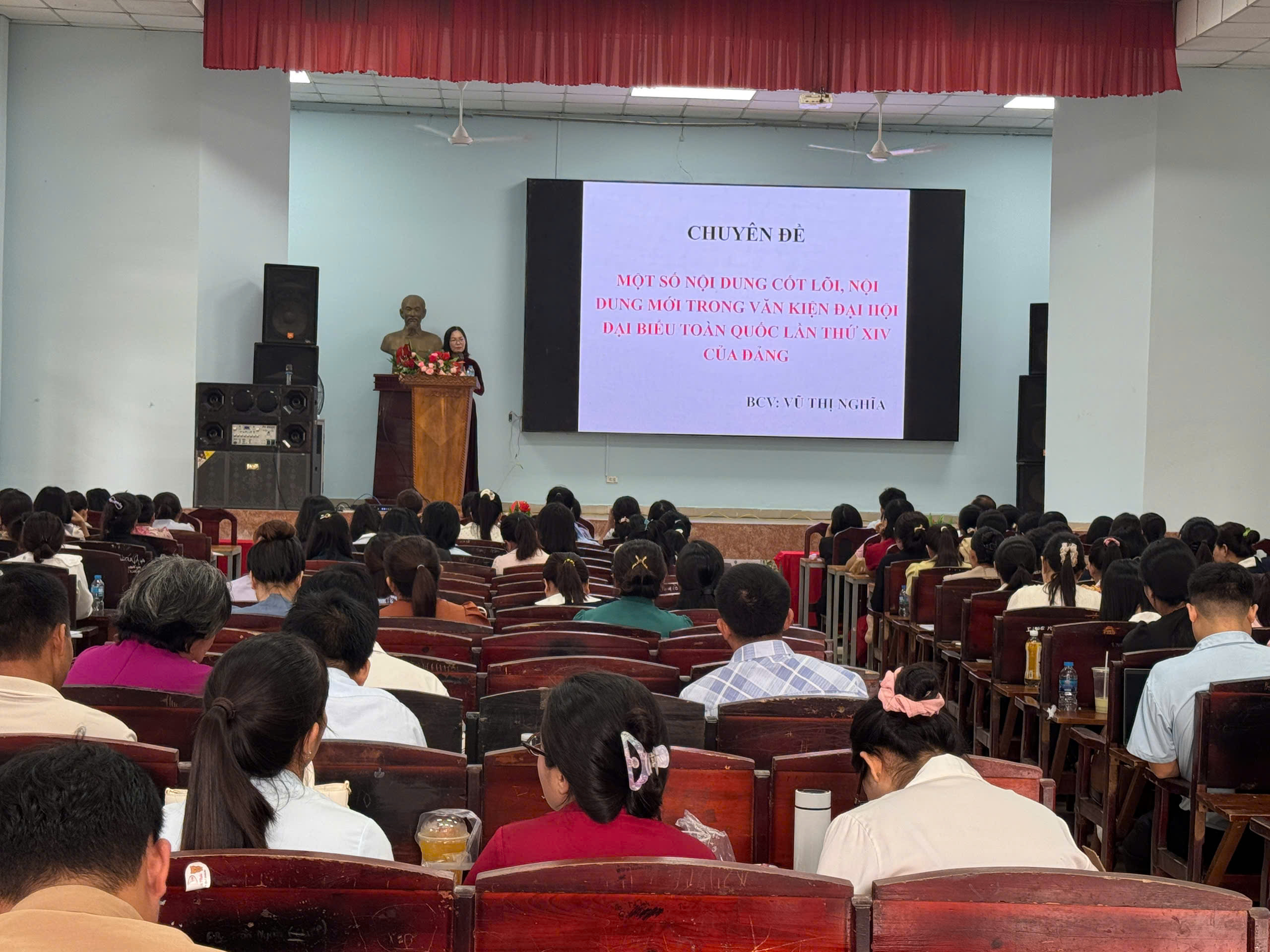Tiến sĩ Vũ Thị Nghĩa, Phó Hiệu trưởng Trường Chính trị thành phố Đồng Nai trực tiếp truyền đạt nội dung bồi dưỡng lý luận chính trị hè năm 2026.