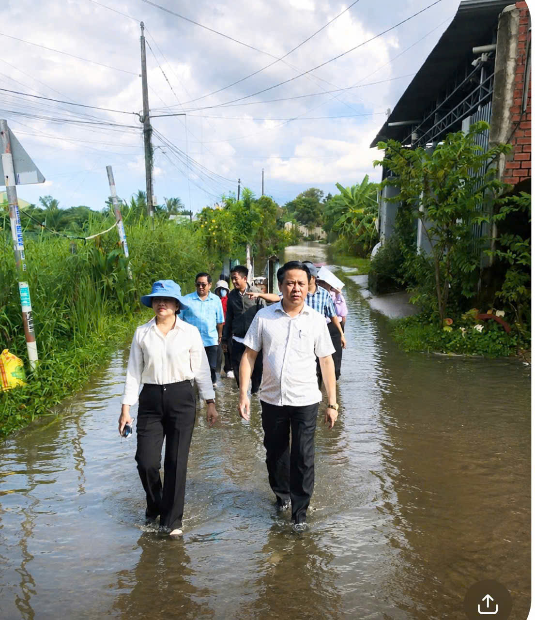 Đồng chí Lê Đỗ Kim Chi – Bí thư Đảng ủy, Chủ tịch HĐND xã và đồng chí Lê Anh Tuấn – Phó Bí thư Đảng ủy, Chủ tịch UBND xã Tân An cùng đoàn công tác khảo sát thực tế tại khu vực bị ngập úng trên địa bàn xã.