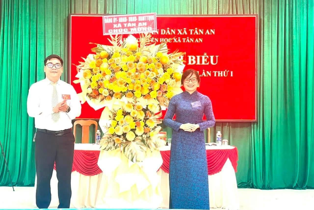 Đồng chí Lê Đỗ Kim – Bí thư Đảng ủy, Chủ tịch HĐND xã Tân An trao tặng hoa chúc mừng Đại hội đại biểu Hội Khuyến học xã Tân An lần thứ I, nhiệm kỳ 2026–2031.