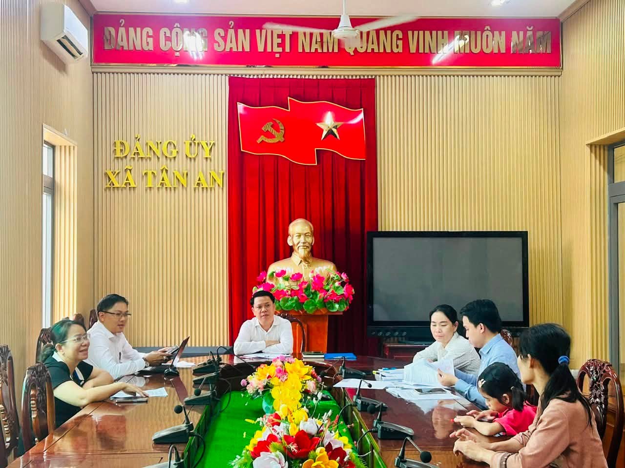 Đồng chí Lê Anh Tuấn, Phó Bí thư Đảng ủy, Chủ tịch UBND xã chủ trì phiên họp