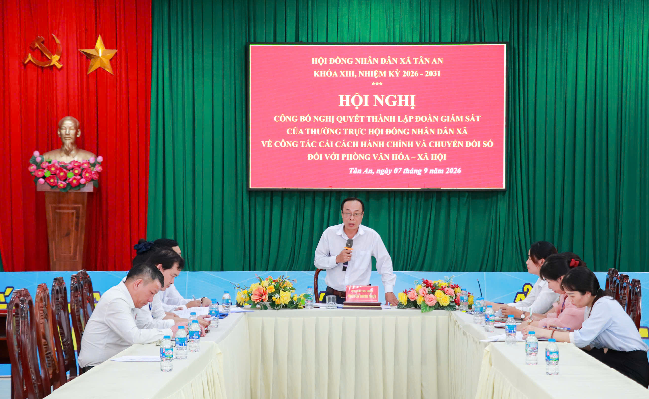 đồng chí Nguyễn Minh Nhựt, Đảng ủy viên, Phó Chủ tịch HĐND xã cùng các đồng chí thành viên Đoàn giám sát.