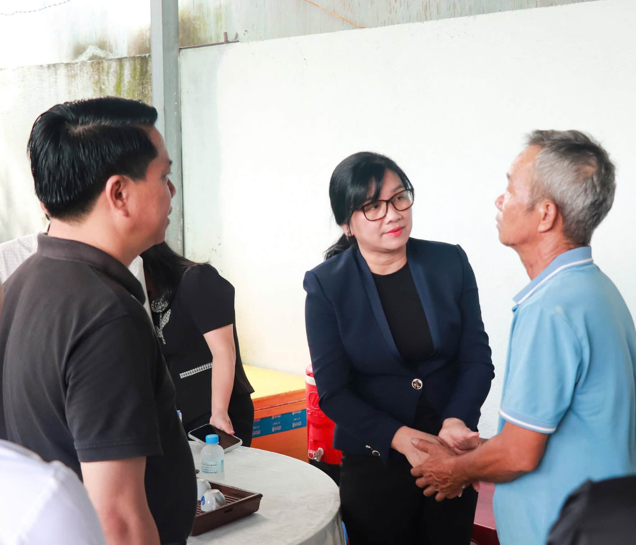 Đồng chí Lê Đỗ Kim Chi – Bí thư Đảng ủy, Chủ tịch HĐND xã Tân An thăm hỏi, chia buồn và động viên gia đình trước sự mất mát đau thương.