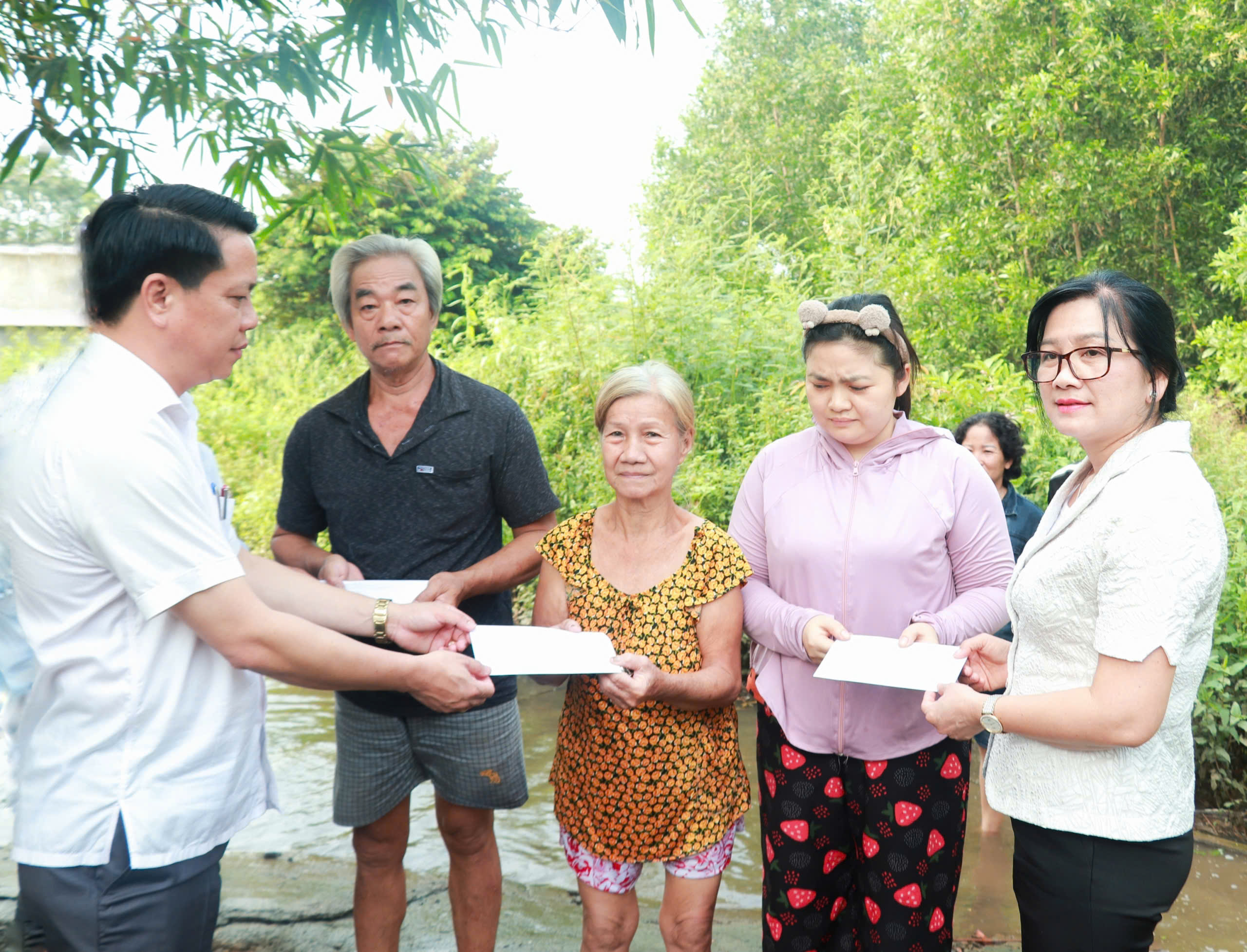 Lãnh đạo UBND xã Tân An thăm hỏi, động viên các hộ dân bị ảnh hưởng do ngập cục bộ trên địa bàn xã.