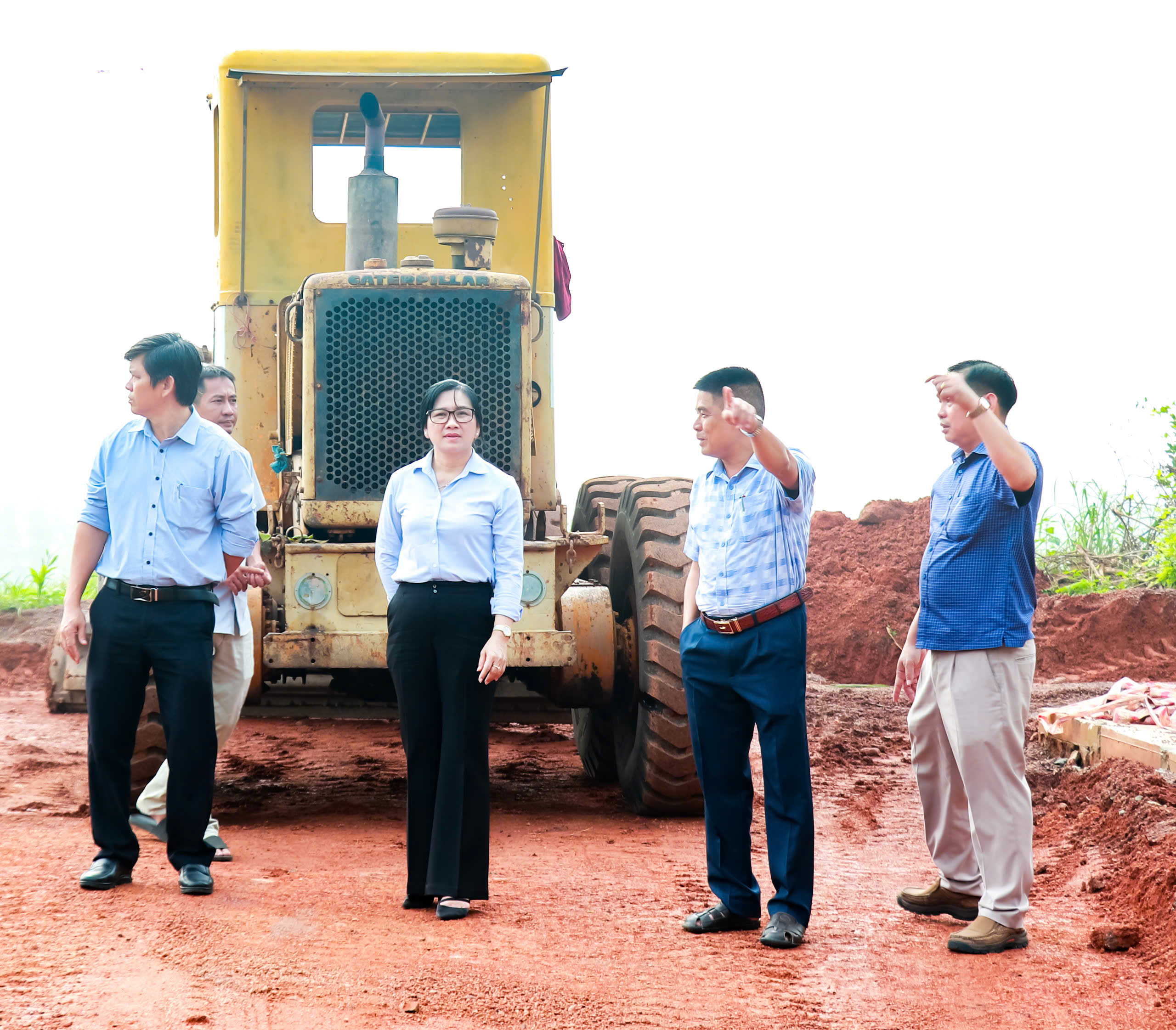 Đồng chí Lê Đỗ Kim Chi – Bí thư Đảng ủy, Chủ tịch HĐND xã Tân An cùng các đồng chí trong đoàn khảo sát thực tế các công trình xây dựng trên địa bàn xã.