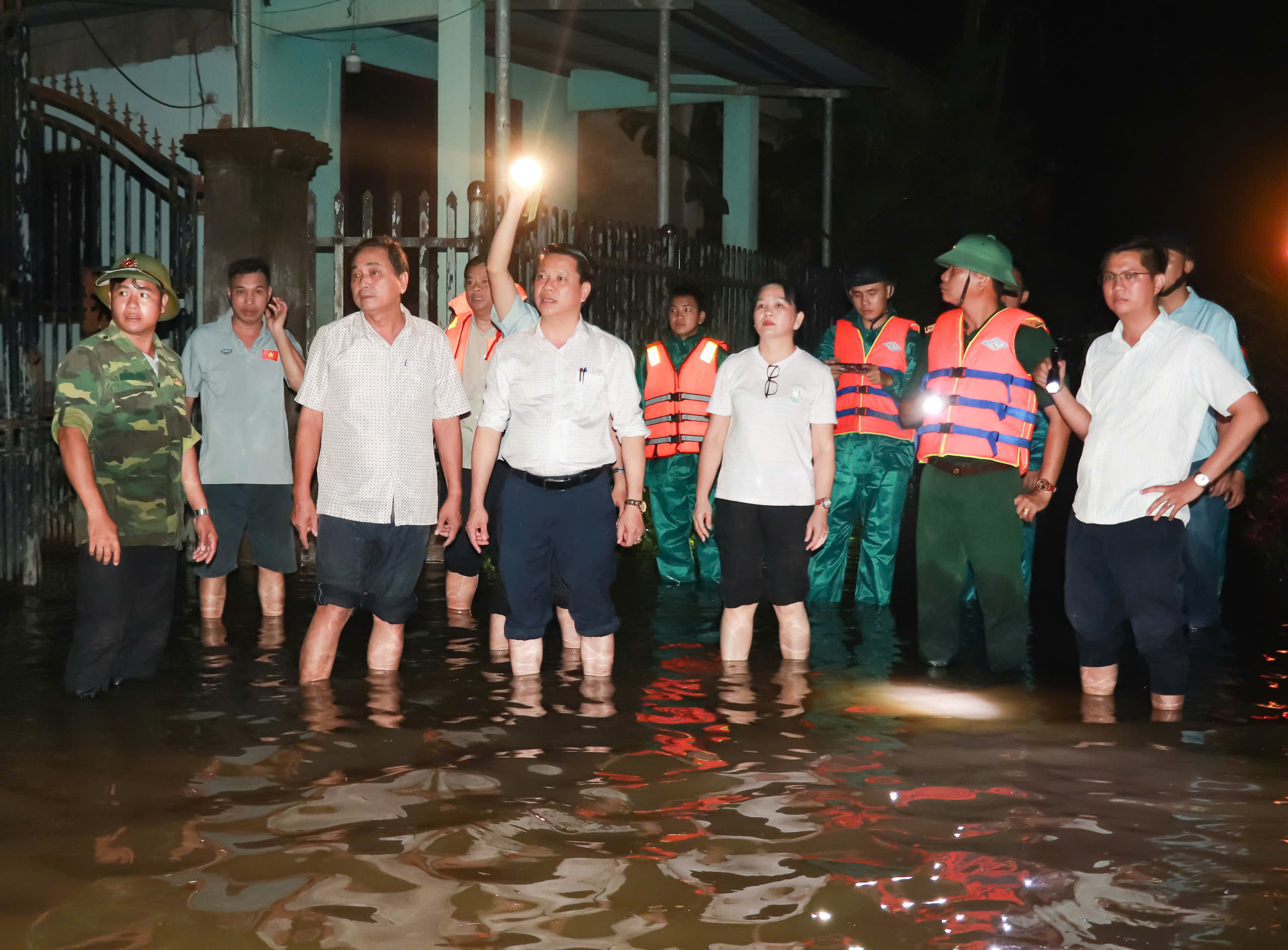 Lãnh đạo xã Tân An cùng các lực lượng chức năng trực tiếp kiểm tra, chỉ đạo công tác ứng phó, khắc phục tình trạng ngập úng sau mưa lớn trên địa bàn.