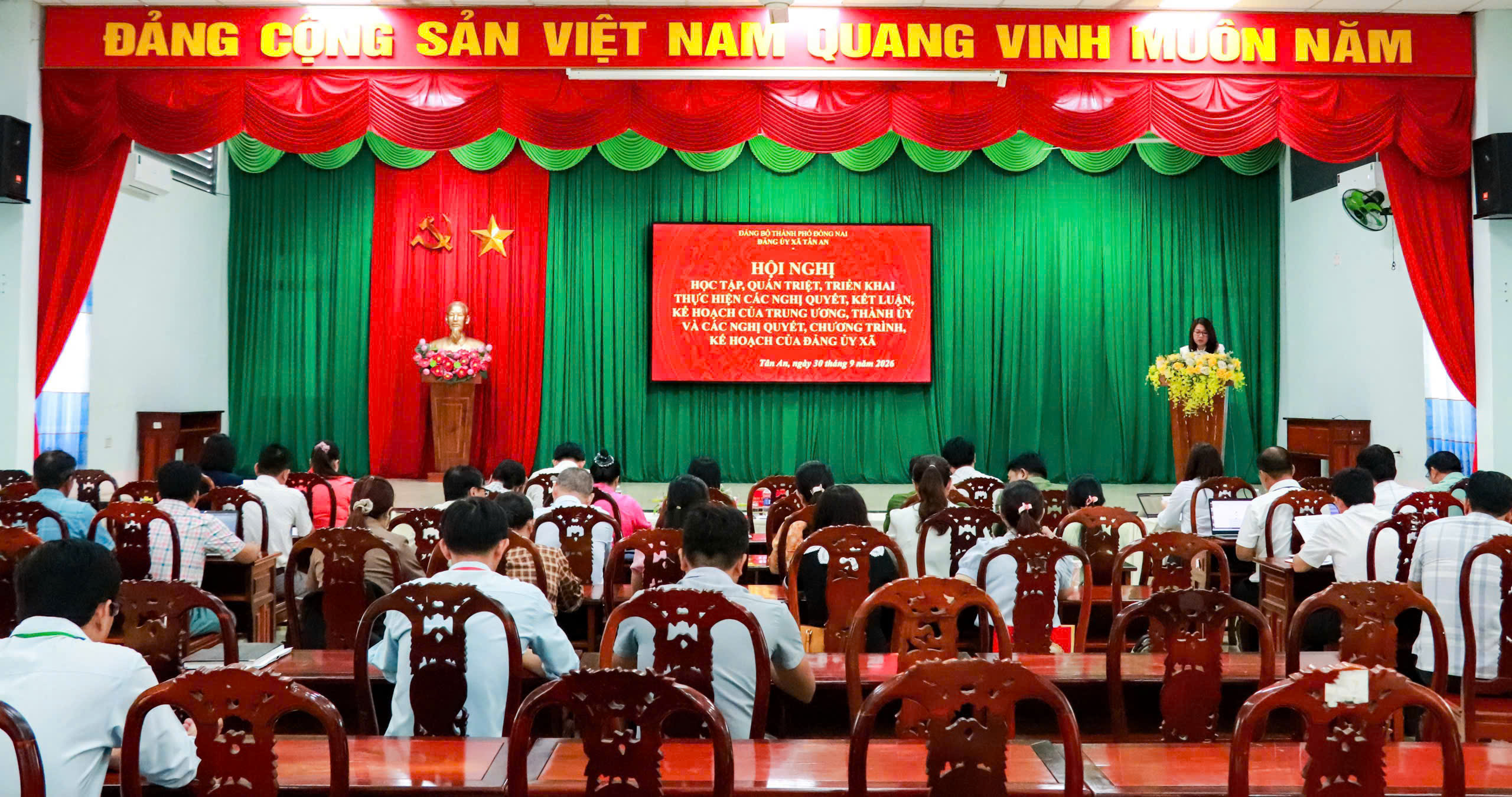 Quang cảnh Hội nghị học tập, quán triệt và triển khai các nghị quyết, kế hoạch của Trung ương, Thành ủy và Đảng ủy xã Tân An.