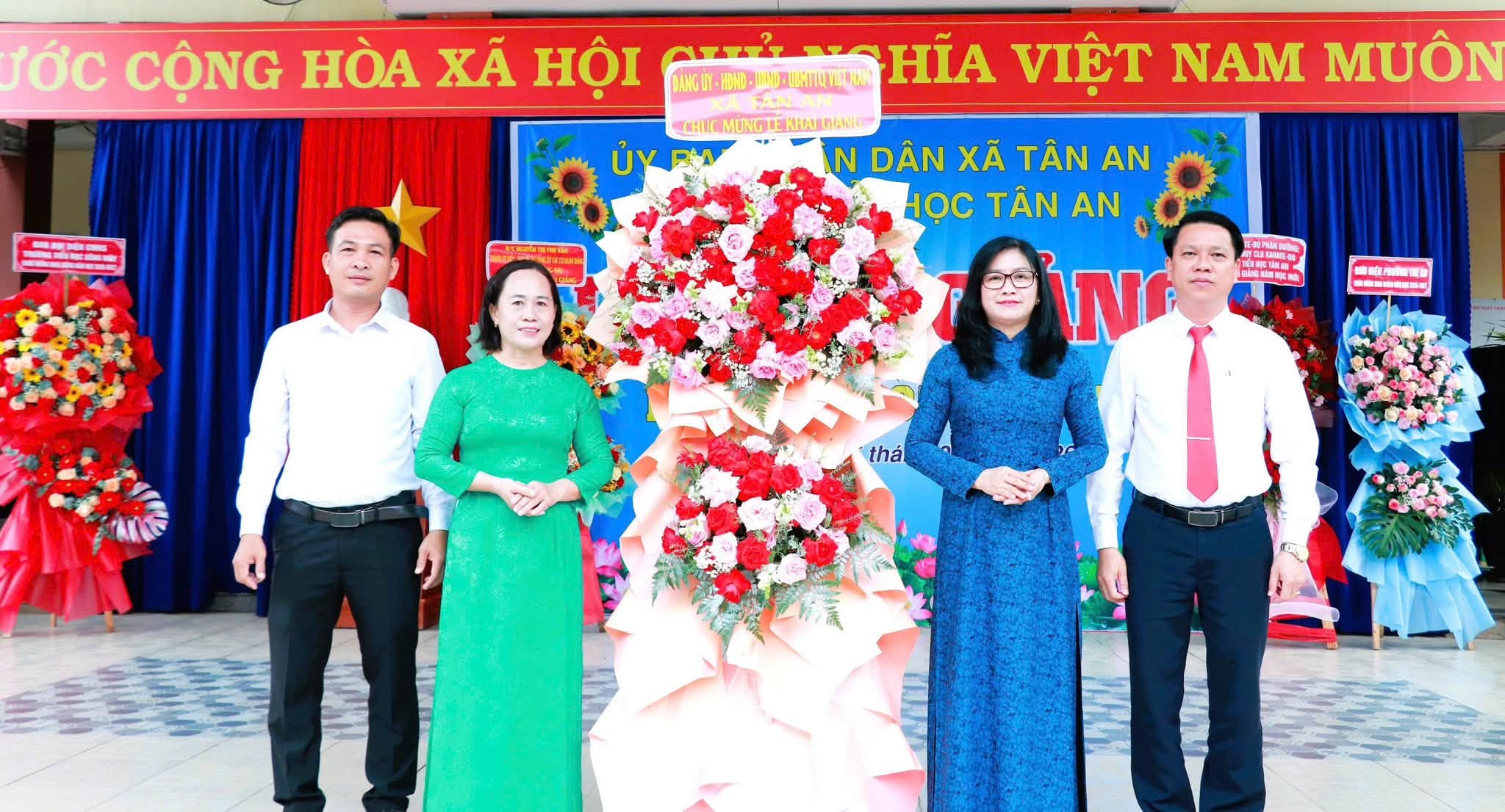 Đồng chí Lê Đỗ Kim Chi, Bí thư Đảng ủy, Chủ tịch Hội đồng nhân dân xã và đồng chí Lê Anh Tuấn, Phó Bí thư Đảng ủy, Chủ tịch Ủy ban nhân dân xã trao tặng lẵng hoa chúc mừng năm học mới.