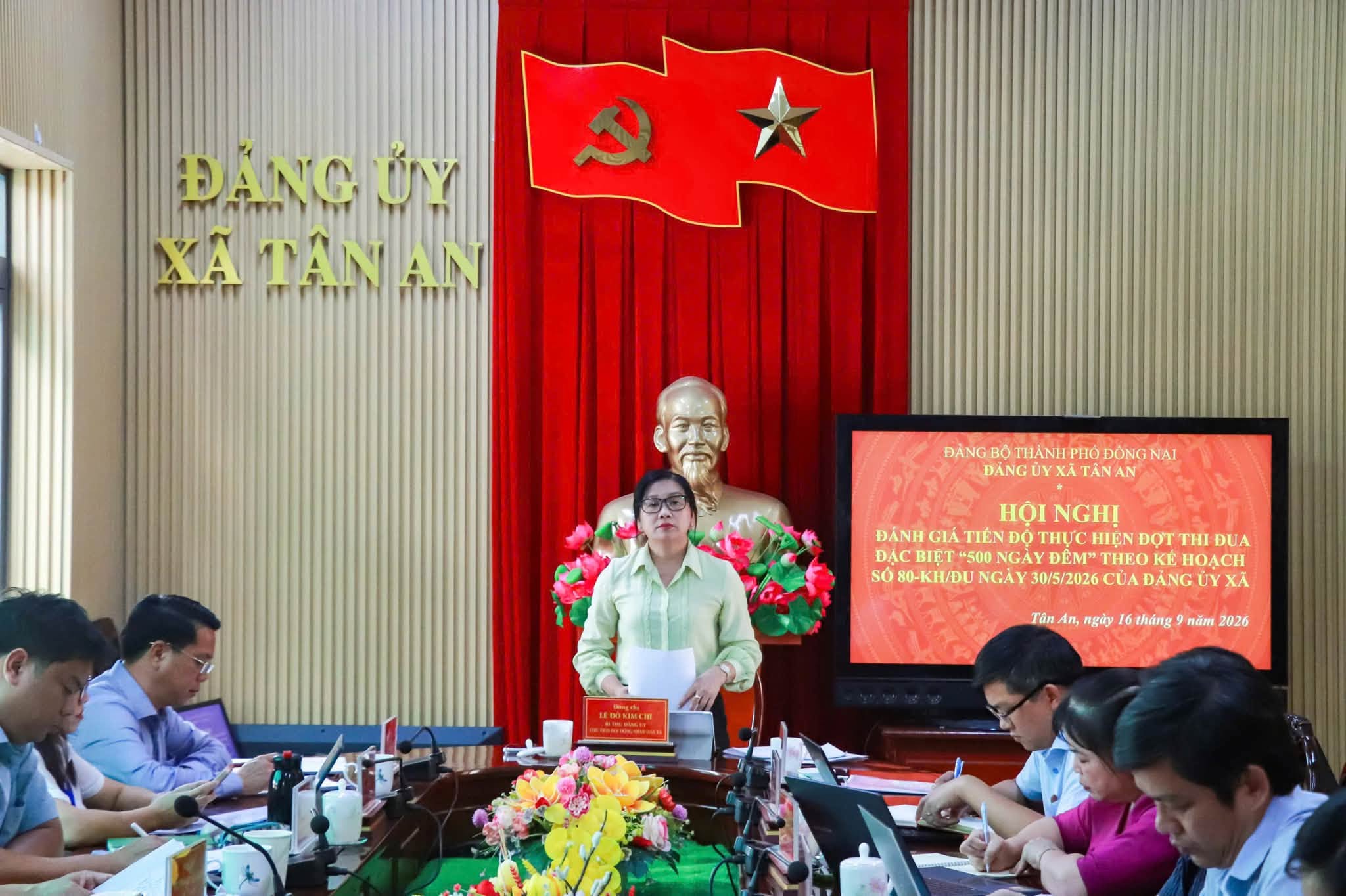 Đồng chí Lê Đỗ Kim Chi, Bí thư Đảng ủy - Chủ tịch Hội đồng nhân dân xã phát biểu khai mạc Hội nghị