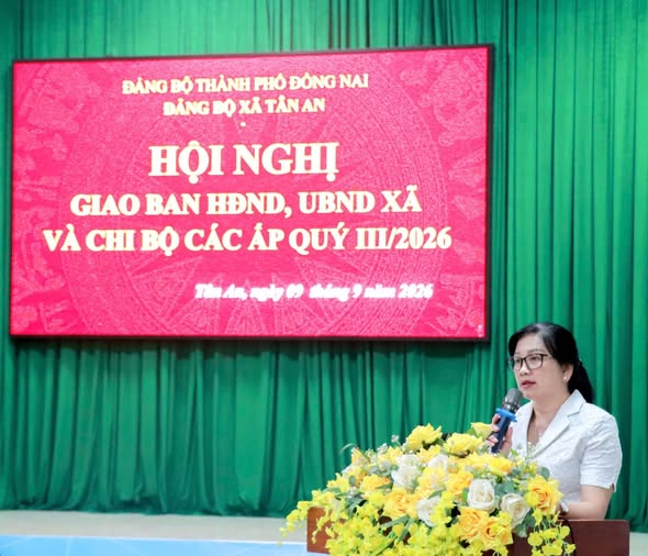đồng chí Lê Đỗ Kim Chi - Bí thư Đảng ủy, Chủ tịch HĐND xã phát biểu khai mạc Hội nghị