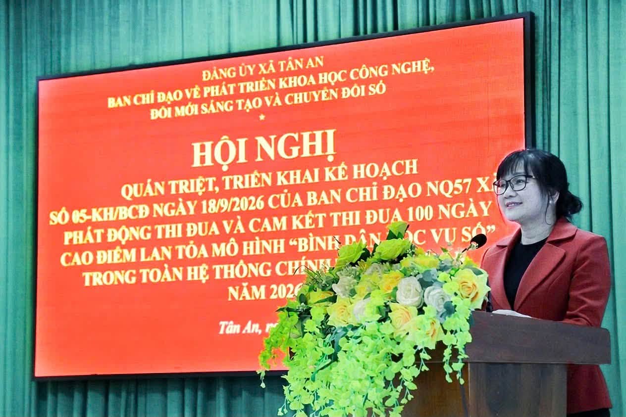 Đồng chí Lê Đỗ Kim Chi, Bí thư Đảng ủy - Chủ tịch HĐND xã, quán triệt các nội dung trọng tâm tại hội nghị.