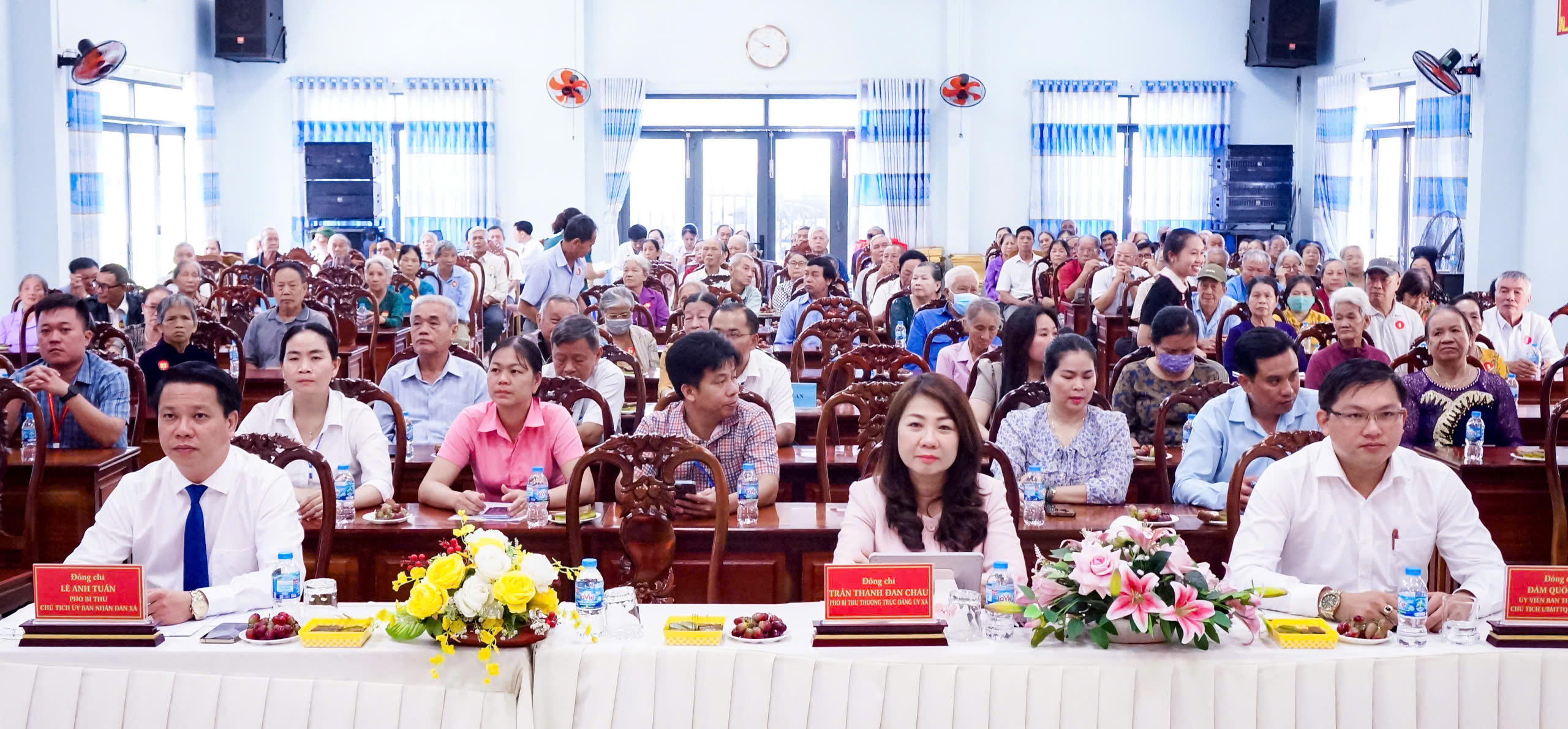 Các đồng chí lãnh đạo Đảng ủy, UBND xã, đại diện các ban, ngành, đoàn thể cùng các cụ, các vị người cao tuổi tiêu biểu tham dự buổi họp mặt