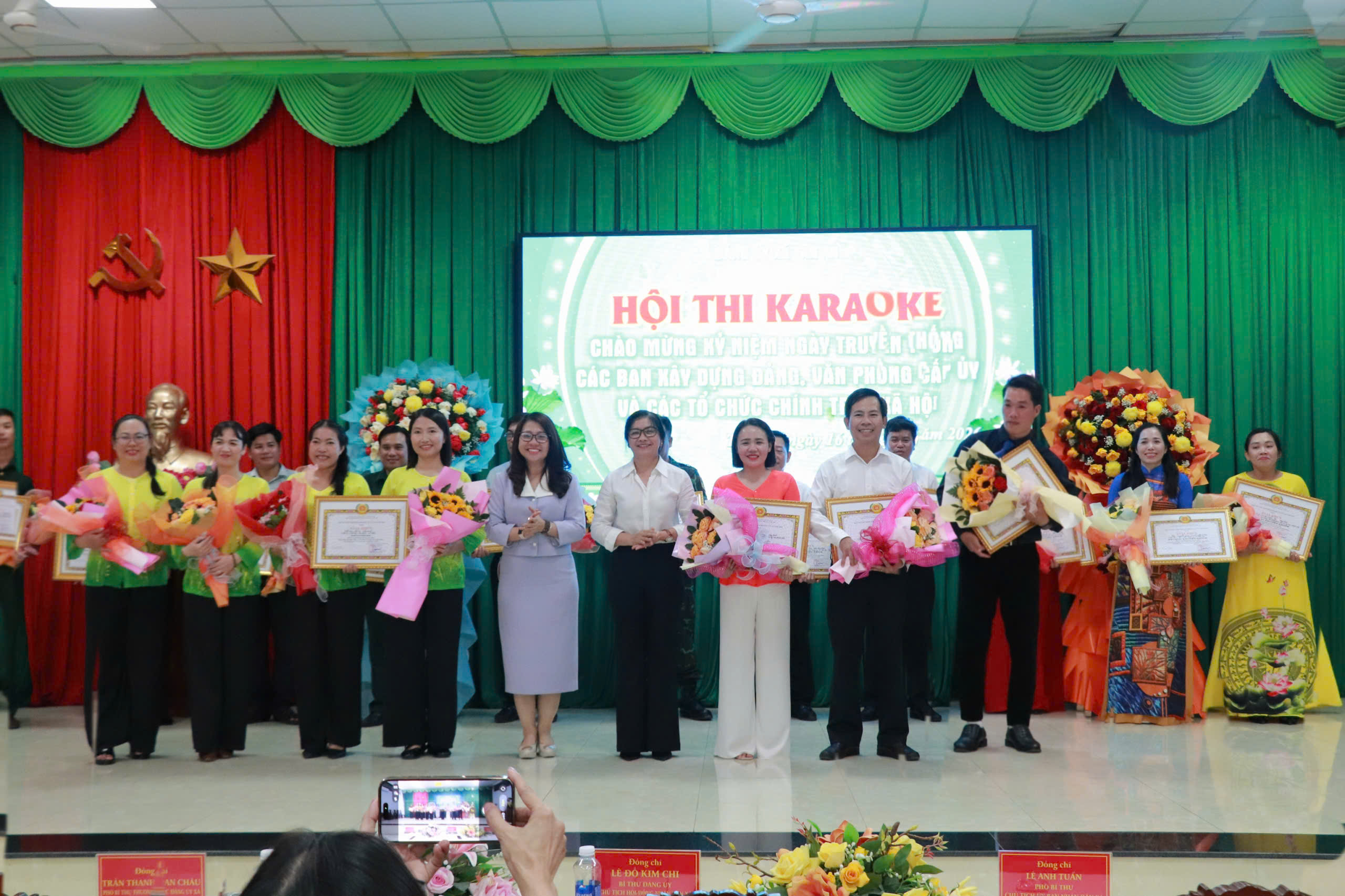 Ban Tổ chức Hội thi karaoke trao giải cho các thí sinh đạt thành tích xuất sắc tại hội thi.