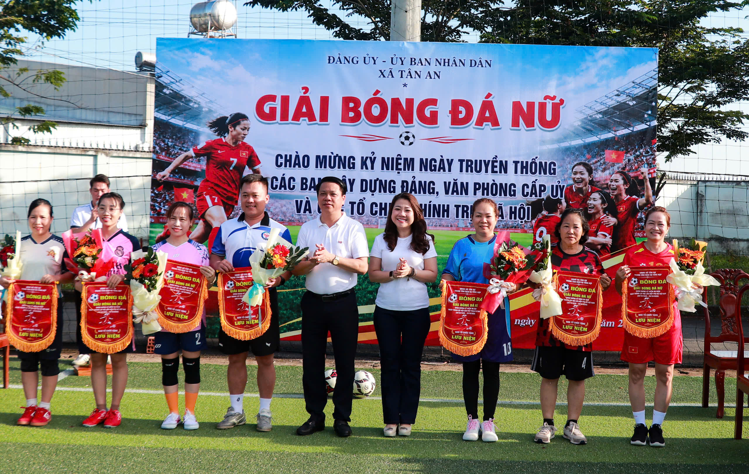 Ban Tổ chức trao cờ và hoa lưu niệm cho các đội bóng tham gia Giải bóng đá nữ xã Tân An năm 2026