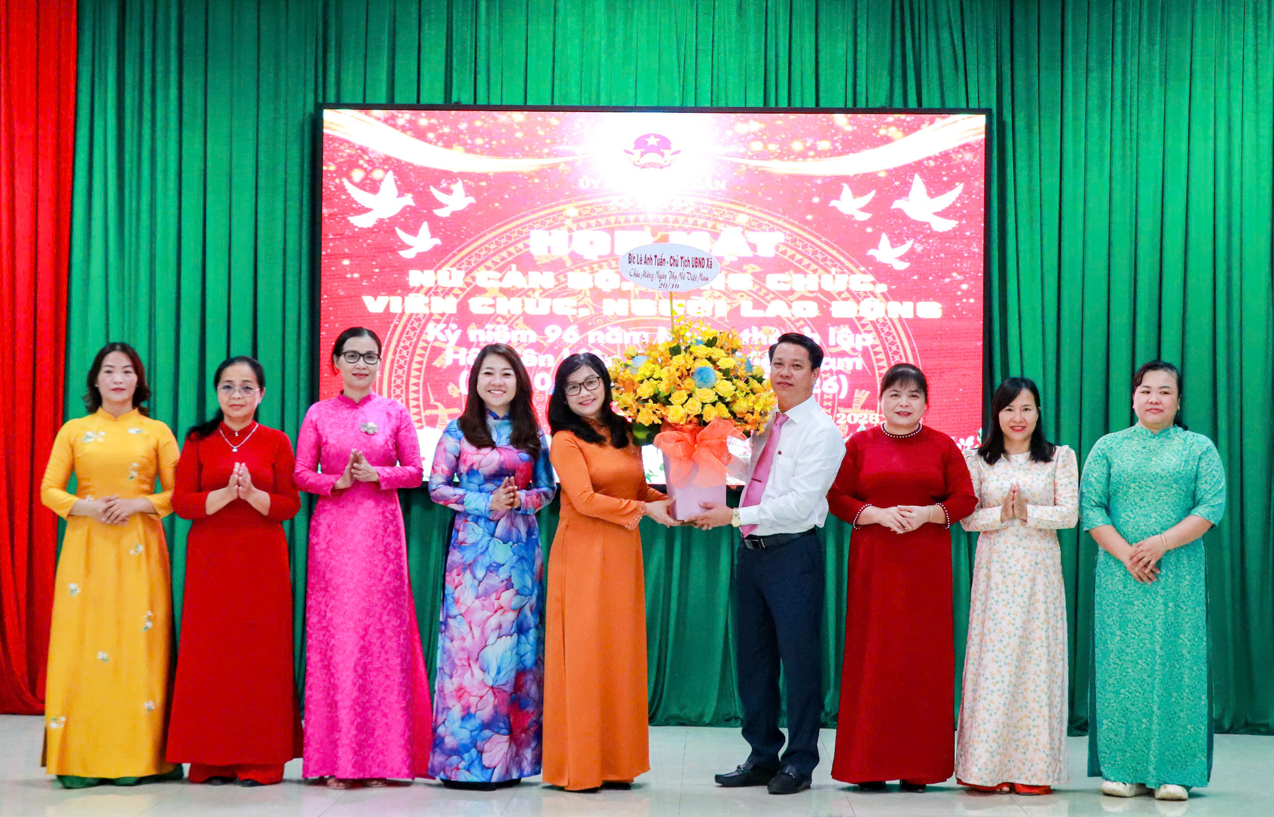 Đồng chí Lê Anh Tuấn – Phó Bí thư Đảng ủy, Chủ tịch UBND xã Tân An tặng hoa chúc mừng các đồng chí nữ Ủy viên Ban Thường vụ, Ban Chấp hành Đảng bộ xã nhân kỷ niệm 96 năm Ngày thành lập Hội Liên hiệp Phụ nữ Việt Nam