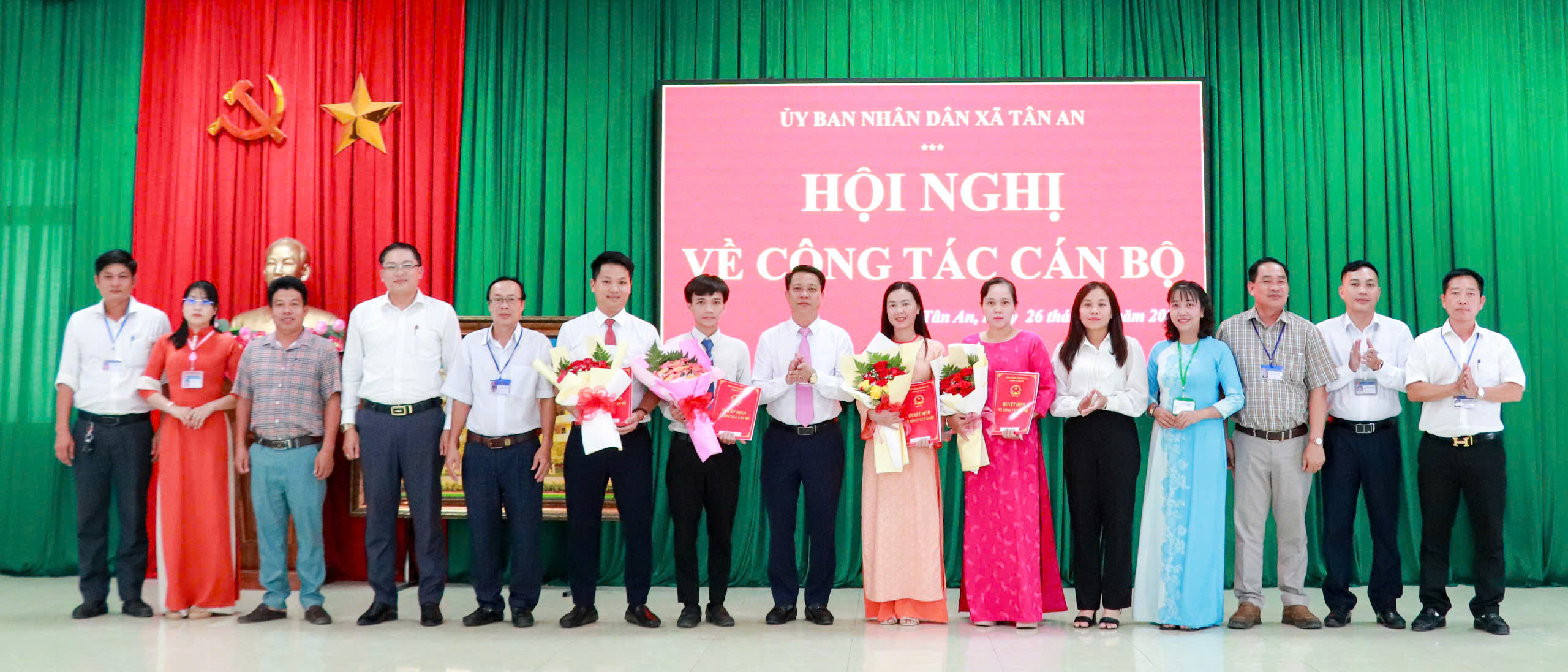 Các đồng chí lãnh đạo UBND xã Tân An chụp ảnh lưu niệm cùng các cán bộ, viên chức được tiếp nhận, bố trí công tác tại hội nghị.